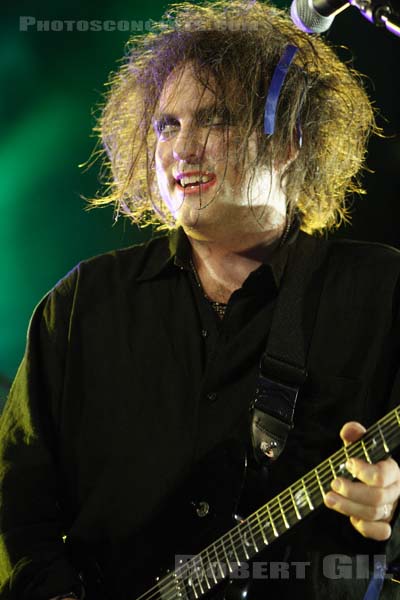 THE CURE - 2005-08-13 - SAINT MALO - Fort de St Pere - Robert James Smith